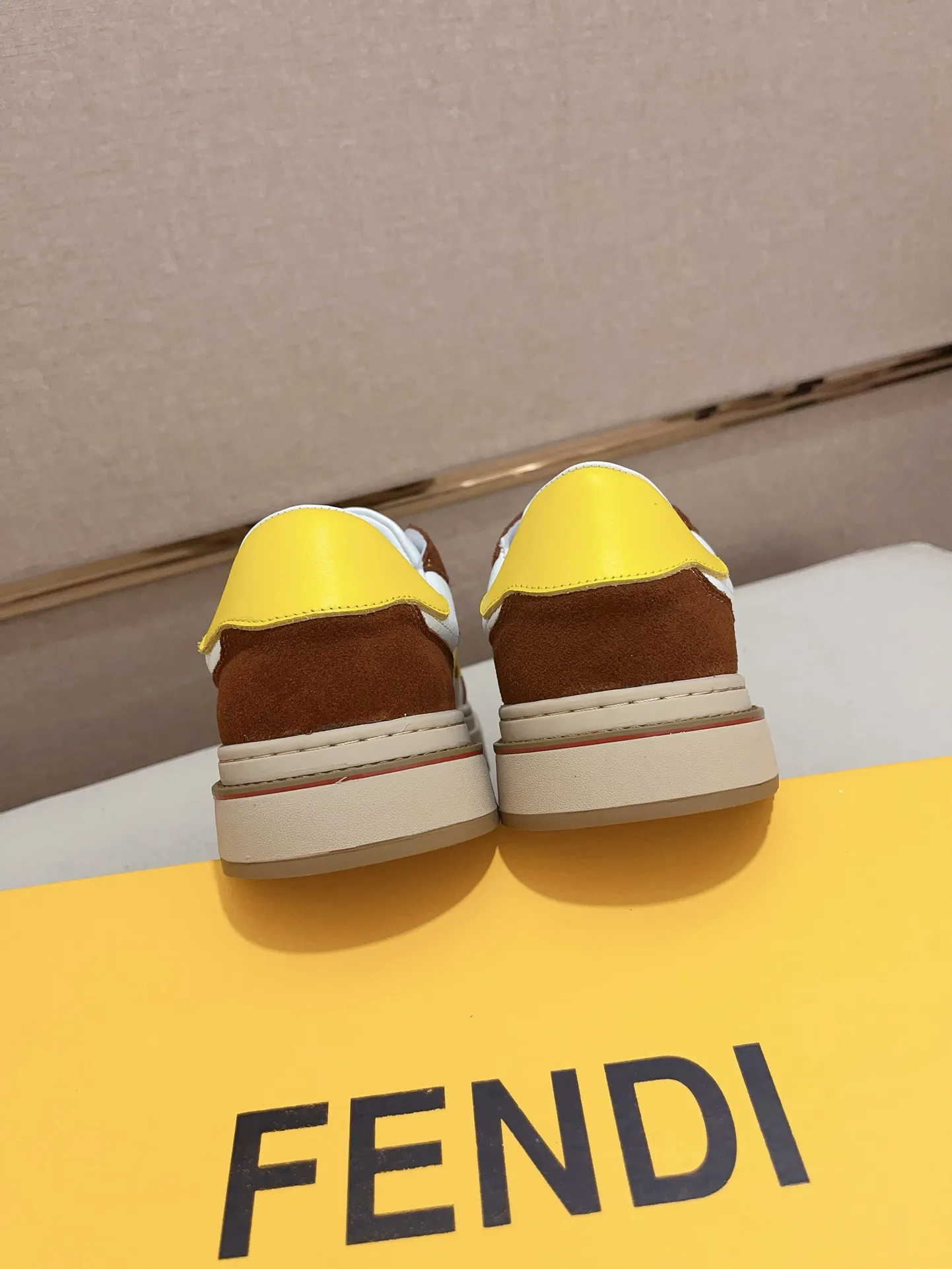Men's shoes💰: 400💰[Fendi] Fendi's latest casual shoes for men! Available at counters simultaneously! A one-to-one replica of the original. All imported official website one-to-one cowhide fabric. The interior is made of top-grade sheepskin, and the original factory-supplied rubber outsole is used. Leading new fashion concepts. Matching code: 38-44. (can be customized for 45 non-refundable)